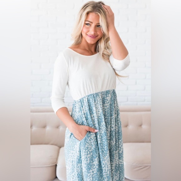 The Juni Midi Floral High Low Skirt
Style Dress - Picture 2 of 6